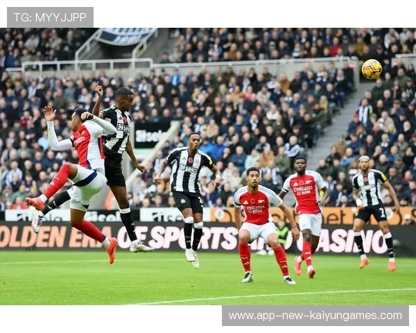 羽毛球鱼跃救球超燃：激情碰撞的赛场瞬间