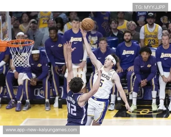 湖人里夫斯末节连中三分,主场直接起立 湖人里夫斯末节连中三分,主场直接起立